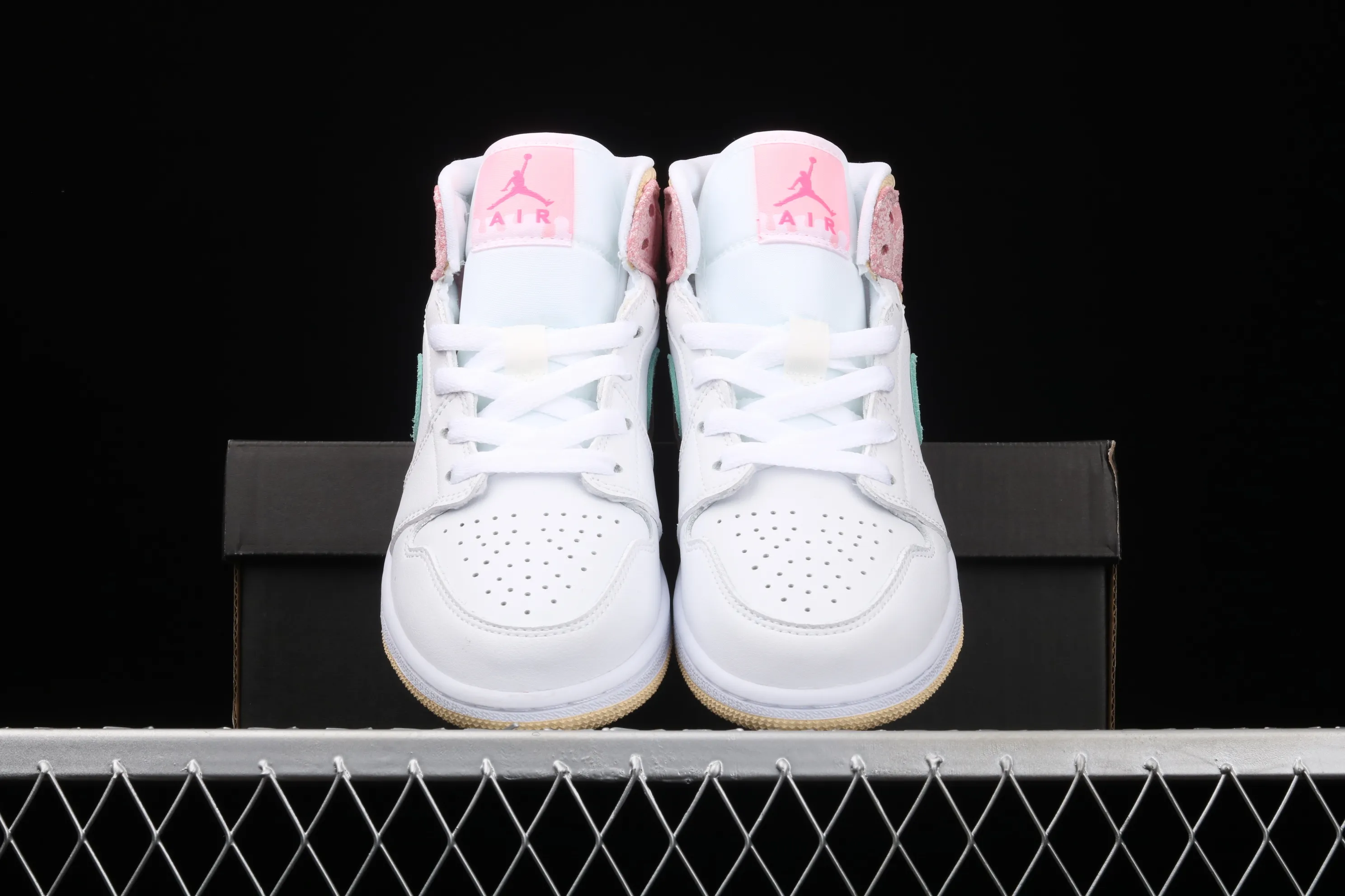 All categories Air Jordan Jordan series basketball shoes Air Jordan 1 Mid Air Jordan 1 Mid GS AJ1 Joe 1 Ice Cream Zhongbang Basketball Shoes DD1666-100